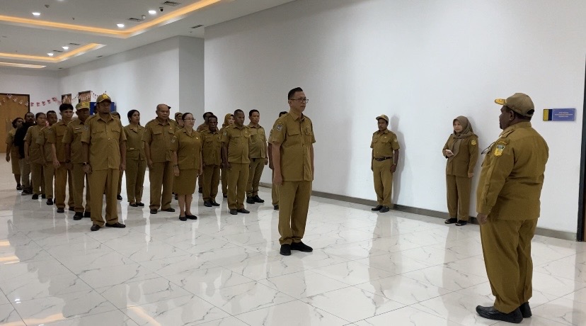 Suasana pelaksanaan apel pagi gabungan pegawai Biro Umum dan  Adpim, dan Badan Kesbangpol yang berlangsung tertib di selasar lantai 2, kantor Gubernur Papua. Kegiatan ini merupakan wujud kedisiplinan aparatur sipil negara sebelum memulai tugas harian.